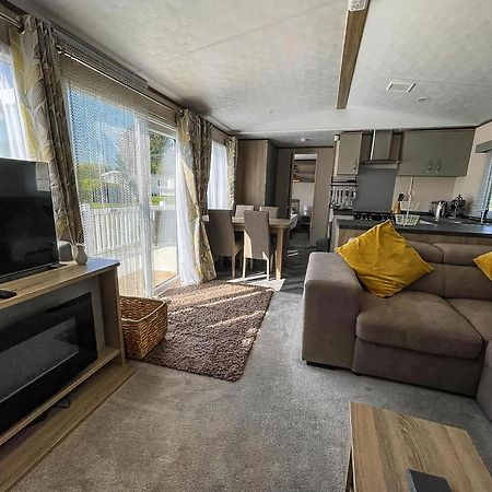 Beautiful 6 Berth Caravan At Breydon Water Nearby Great Yarmouth Ref 10056B Belton with Browston Exterior photo