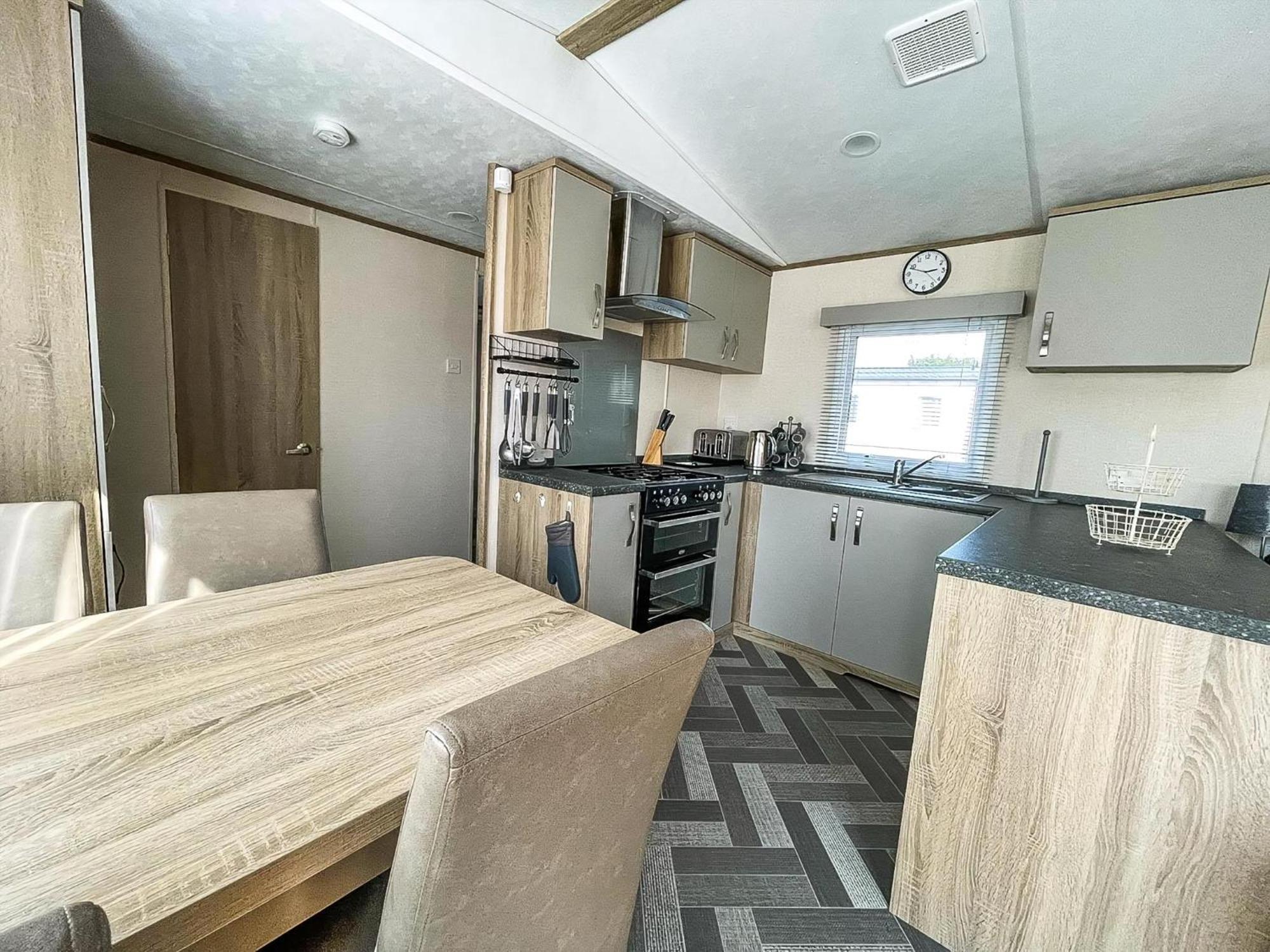 Beautiful 6 Berth Caravan At Breydon Water Nearby Great Yarmouth Ref 10056B Belton with Browston Exterior photo